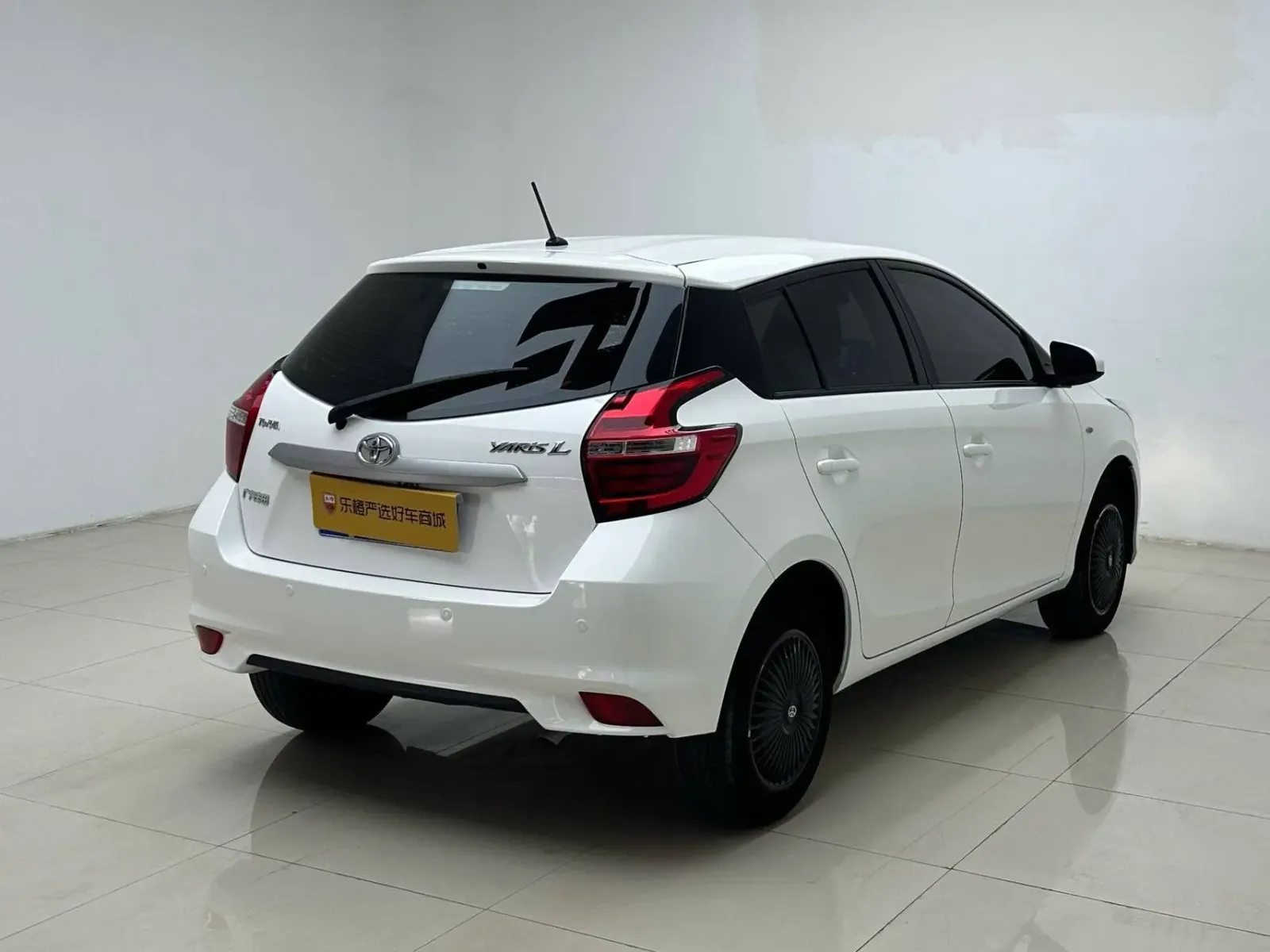 Toyota Yaris Leading, фото 2