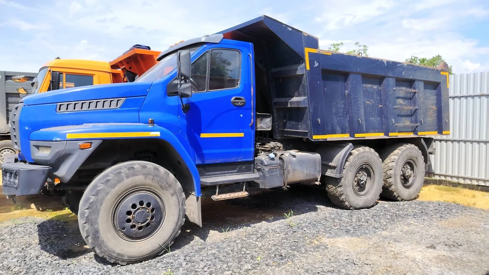 Ural NEXT 5557 6x6 Самосвал, фото 3