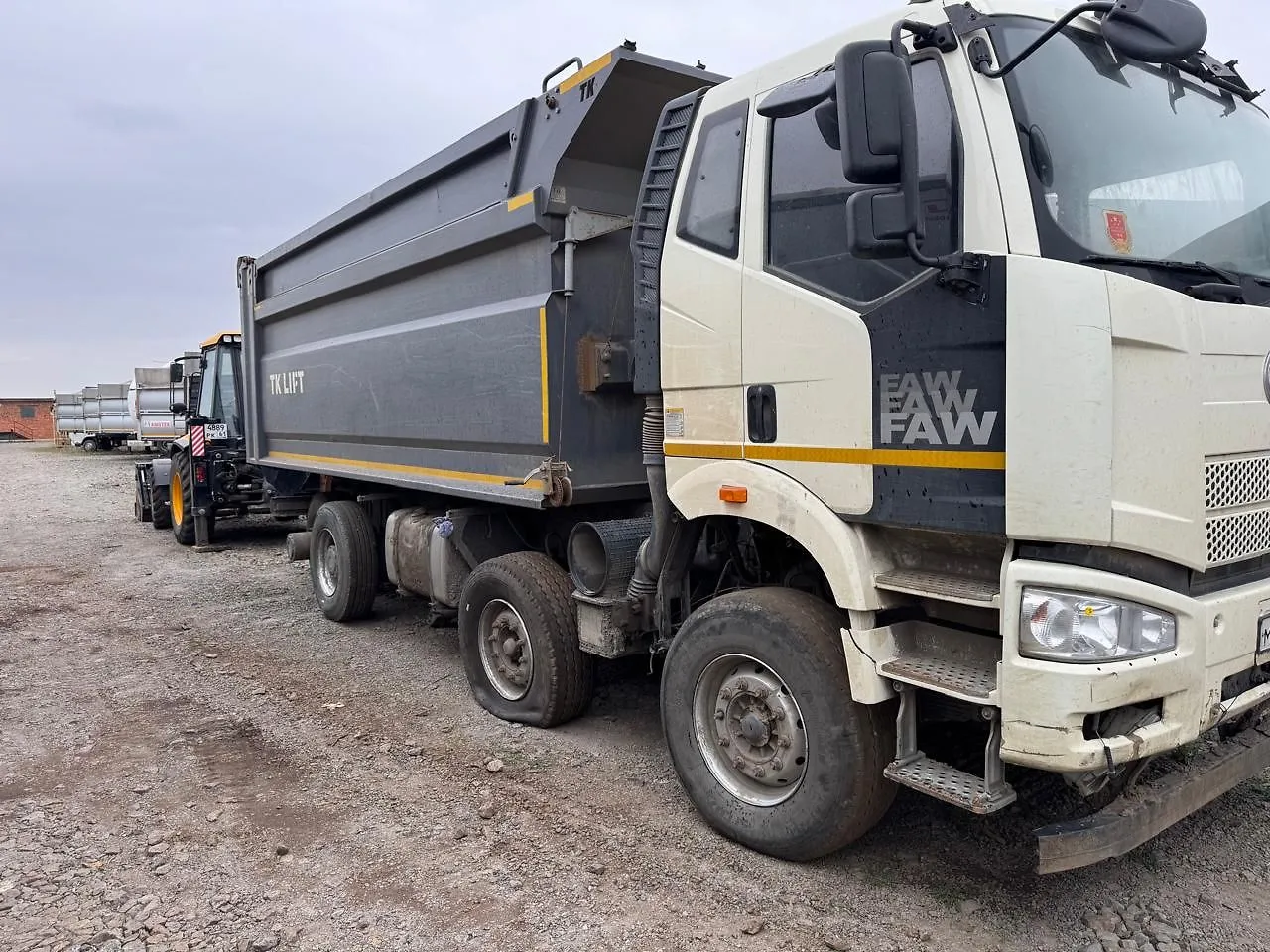 FAW CA 3310 8x4 Самосвал, фото 2