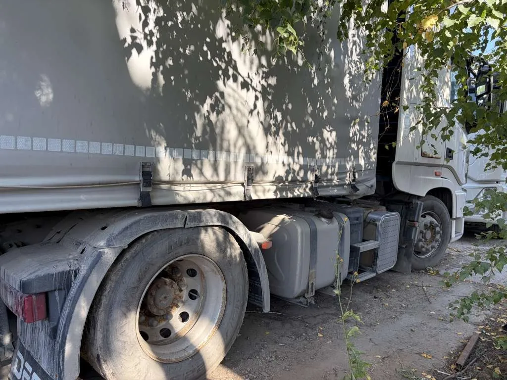 DONGFENG DFH 4x2 Седельный тягач, фото 3