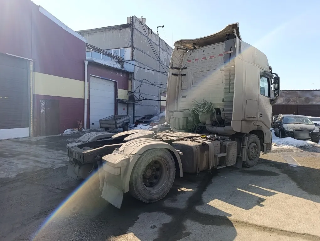 DONGFENG DFH 4x2 Седельный тягач, фото 3