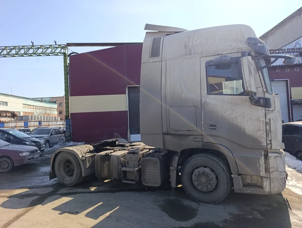 DONGFENG DFH 4x2 Седельный тягач, фото 2