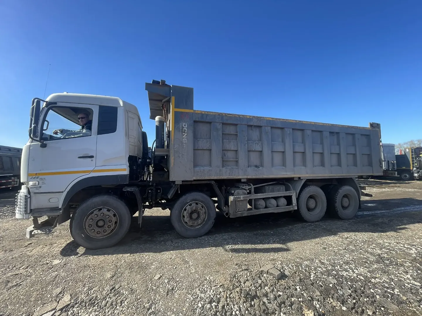 DONGFENG DFH 8x4 Самосвал, фото 2
