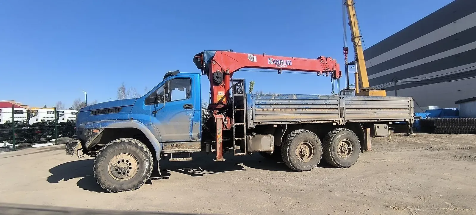 Ural NEXT 4320 6x6 Бортовой с КМУ, фото 3