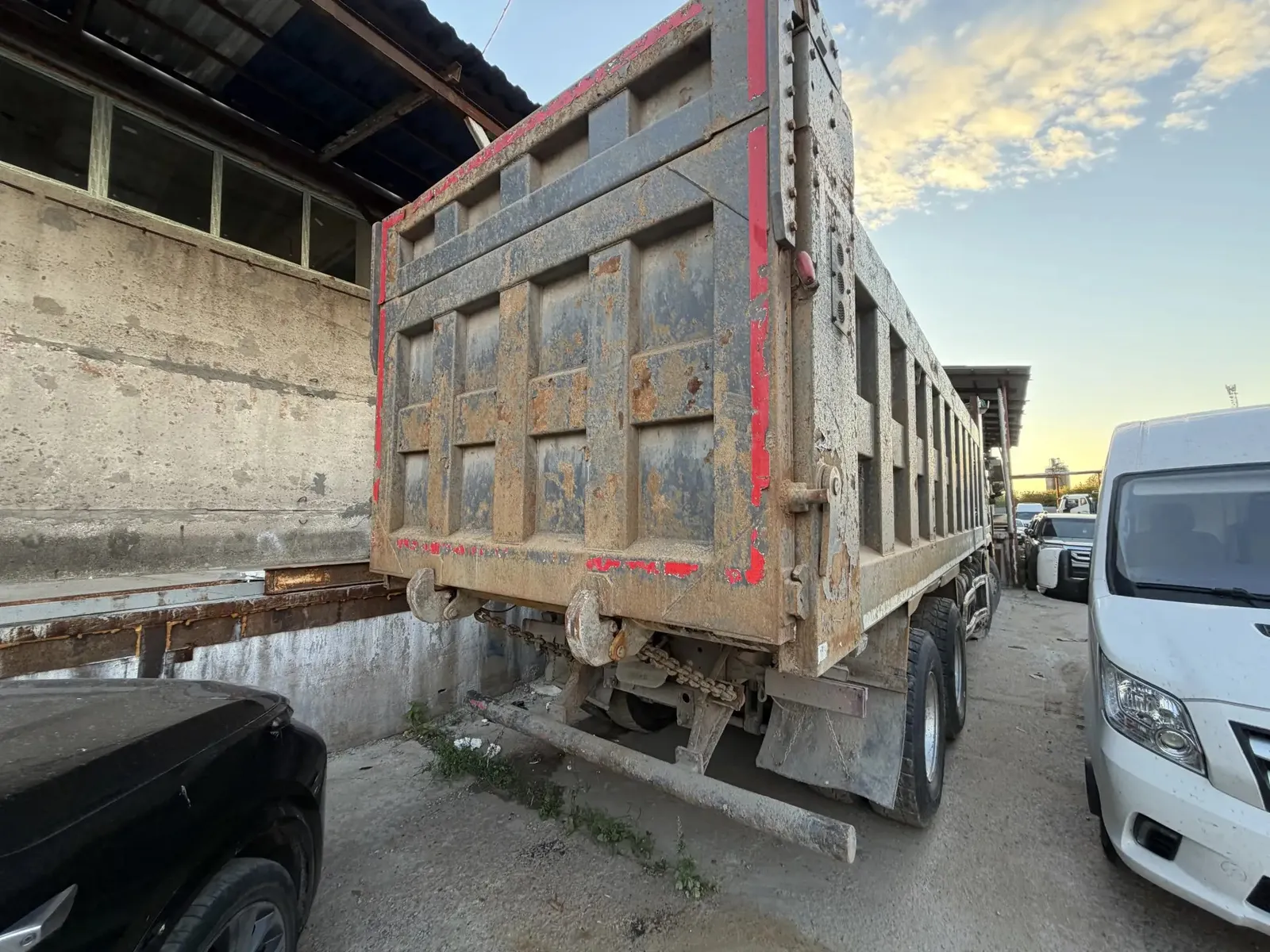 Shacman SX* 8x4 Самосвал, фото 3