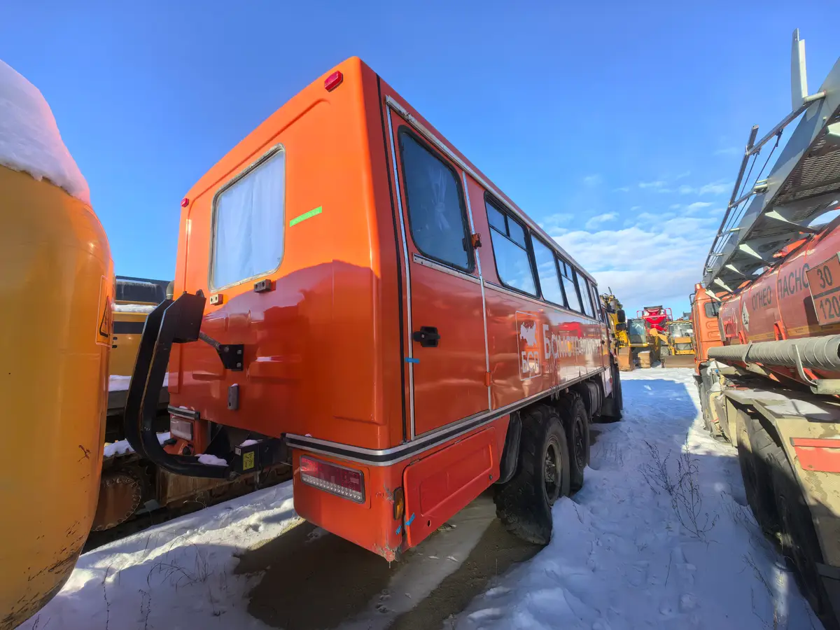 НефАЗ 4208* на шасси КамАЗ 43118 6x6 Вахтовый автобус, фото 3